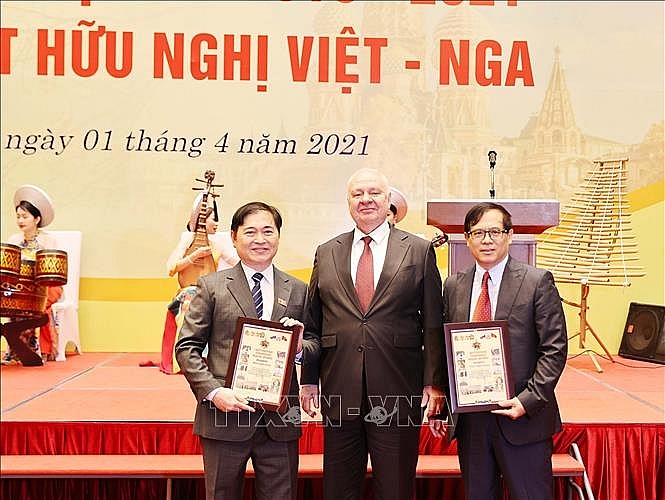 Đại sứ Đặc mệnh toàn quyền Liên bang Nga tại Việt Nam Konstantin Vasilievich Vnukov trao Kỷ niệm chương hữu nghị cho Chủ tịch Nhóm Nghị sỹ hữu nghị Việt Nam - Nga Phan Xuân Dũng (trái) và và Phó Chủ tịch Nhóm Nghị sỹ hữu nghị Việt Nam - Nga Nguyễn Quốc Hưng. Ảnh: Trọng Đức/TTXVN Đại sứ Đặc mệnh toàn quyền Liên bang Nga tại Việt Nam Konstantin Vasilievich Vnukov trao Kỷ niệm chương hữu nghị cho Chủ tịch Nhóm Nghị sỹ hữu nghị Việt Nam - Nga Phan Xuân Dũng (trái) và và Phó Chủ tịch Nhóm Nghị sỹ hữu nghị Việt Nam - Nga Nguyễn Quốc Hưng. Ảnh: Trọng Đức/TTXVN