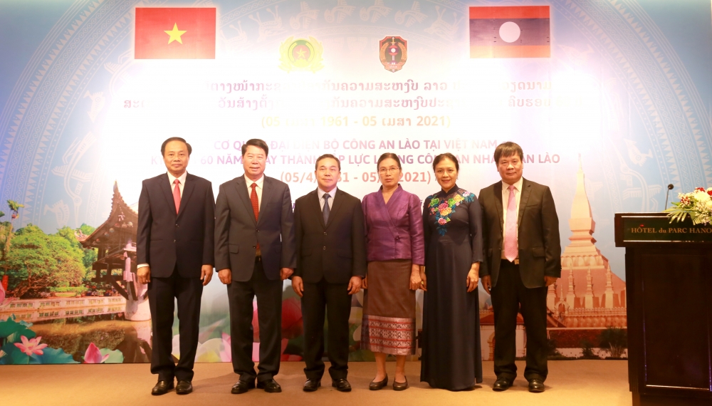 các đại biểu dự Lễ kỷ niệm chụp ảnh lưu niệm. các đại biểu dự Lễ kỷ niệm chụp ảnh lưu niệm.