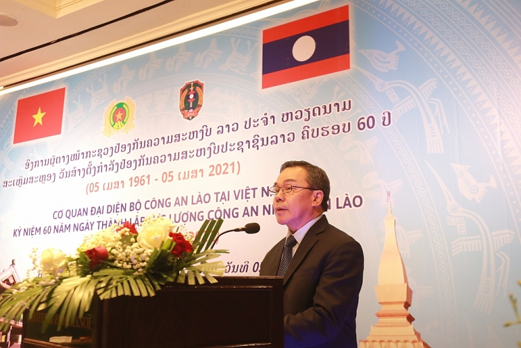 Ngài Sengphet Houngboungnuang, Đại sứ đặc mệnh toàn quyền nước CHDCND Lào tại Việt Nam phát biểu tại buổi lễ. Ngài Sengphet Houngboungnuang, Đại sứ đặc mệnh toàn quyền nước CHDCND Lào tại Việt Nam phát biểu tại buổi lễ.
