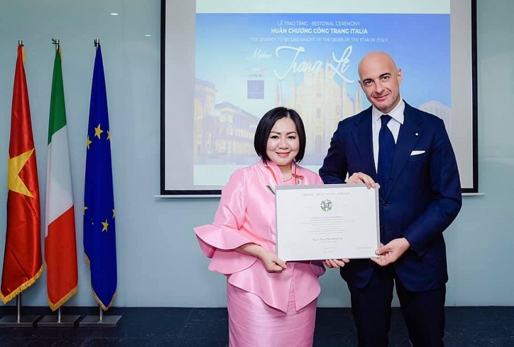 Ông Dante Brandi, Tổng Lãnh sự Italia tại TPHCM, trao tặng Huân chương công trạng, tước hiệu Hiệp sĩ của Chính phủ nước Cộng hòa Italy, cho bà Trang Lê. Ông Dante Brandi, Tổng Lãnh sự Italia tại TPHCM, trao tặng Huân chương công trạng, tước hiệu Hiệp sĩ của Chính phủ nước Cộng hòa Italy, cho bà Trang Lê.