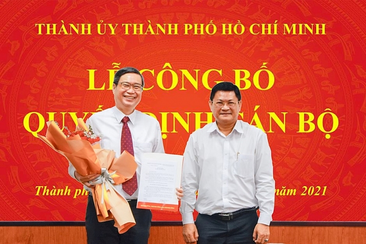 Đồng chí Huỳnh Cách Mạng, Phó Trưởng Ban Tổ chức Thành ủy trao quyết định của Thành ủy điều động đồng chí Vương Đức Hoàng Quân về Đảng ủy Khối CĐ-ĐH TPHCM Đồng chí Huỳnh Cách Mạng, Phó Trưởng Ban Tổ chức Thành ủy trao quyết định của Thành ủy điều động đồng chí Vương Đức Hoàng Quân về Đảng ủy Khối CĐ-ĐH TPHCM