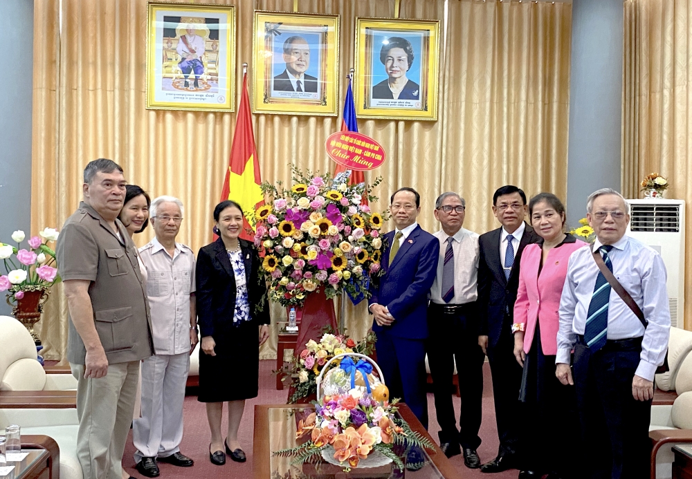 Nhân dịp Tết cổ truyền Chol Chnam Thmay của Vương quốc Campuchia, Chủ tịch VUFO Nguyễn Phương Nga đã dẫn đầu đoàn VUFO và Hội Hữu nghị Việt Nam - Campuchia đến chúc Tết Đại sứ quán Campuchia tại Việt Nam. Nhân dịp Tết cổ truyền Chol Chnam Thmay của Vương quốc Campuchia, Chủ tịch VUFO Nguyễn Phương Nga đã dẫn đầu đoàn VUFO và Hội Hữu nghị Việt Nam - Campuchia đến chúc Tết Đại sứ quán Campuchia tại Việt Nam.