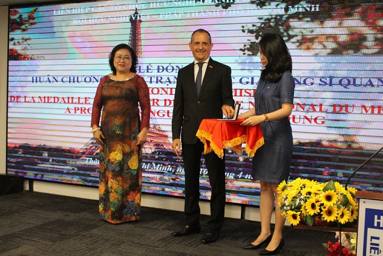 Tổng Lãnh sự Pháp tại TPHCM Vincent Floreani trao huân chương Sĩ quan Công trạng quốc gia Pháp tặng PGS.TS.BS Nguyễn Thị Ngọc Dung, Chủ tịch Hội hữu nghị Việt - Pháp TPHCM. Tổng Lãnh sự Pháp tại TPHCM Vincent Floreani trao huân chương Sĩ quan Công trạng quốc gia Pháp tặng PGS.TS.BS Nguyễn Thị Ngọc Dung, Chủ tịch Hội hữu nghị Việt - Pháp TPHCM.