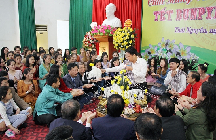 Nghi lễ buộc chỉ cổ tay trong dịp Tết Bun Pi May. (Ảnh: Báo Thái Nguyên) Nghi lễ buộc chỉ cổ tay trong dịp Tết Bun Pi May. (Ảnh: Báo Thái Nguyên)
