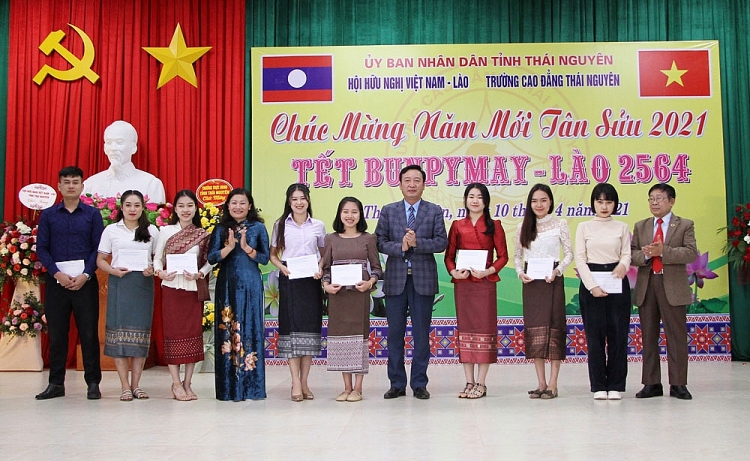 Nhân dịp Tết cổ truyền Bun Bi May, tỉnh Thái Nguyên đã dành nhiều phần quà tặng lưu học sinh Lào. Nhân dịp Tết cổ truyền Bun Bi May, tỉnh Thái Nguyên đã dành nhiều phần quà tặng lưu học sinh Lào.