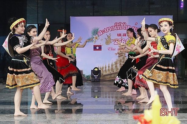 Lưu học sinh Lào tại Hà Tĩnh, Huế vui Tết cổ truyền Bunpimay Lưu học sinh Lào tại Hà Tĩnh, Huế vui Tết cổ truyền Bunpimay