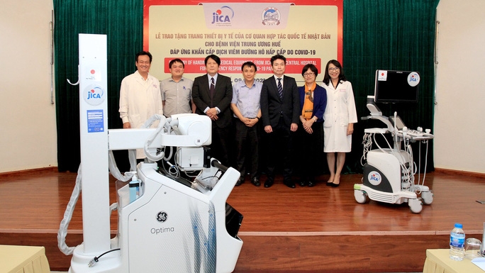 Đại diện JICA trao tặng trang thiết bị y tế cho bệnh viện Trung ương Huế (Ảnh: JICA) Đại diện JICA trao tặng trang thiết bị y tế cho bệnh viện Trung ương Huế (Ảnh: JICA)