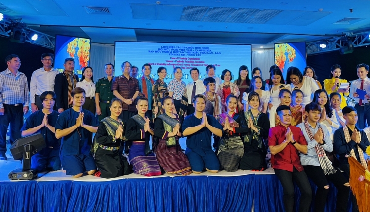 Các đại biểu chụp ảnh lưu niệm tại Ngày Các đại biểu chụp ảnh lưu niệm tại Ngày