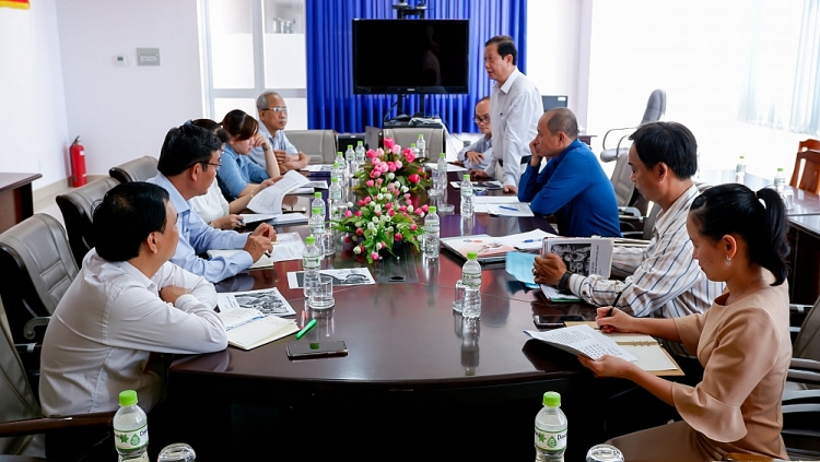 Quang cảnh buổi làm việc. Quang cảnh buổi làm việc.