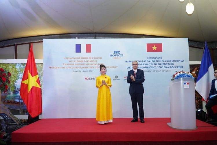 Tổng Giám đốc Vietjet là nữ doanh nhân Việt đầu tiên được trao Huân chương Bắc đẩu bội tinh của Pháp Tổng Giám đốc Vietjet là nữ doanh nhân Việt đầu tiên được trao Huân chương Bắc đẩu bội tinh của Pháp