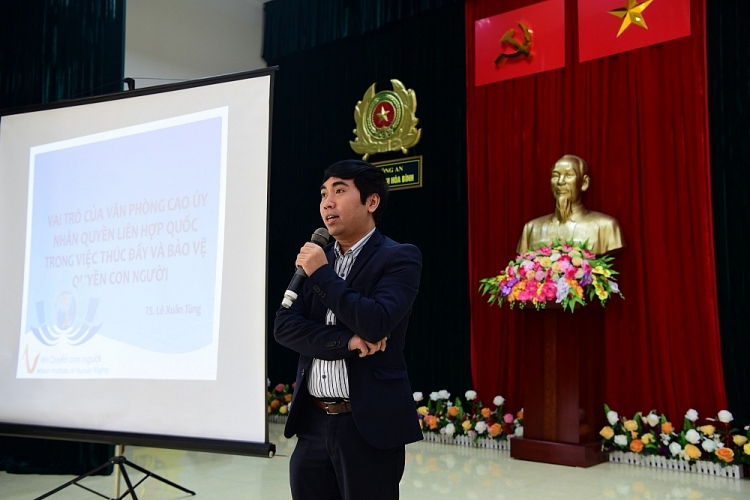 Diễn giả TS Lê Xuân Tùng, Viện Quyền con người (Học viện Chính trị quốc gia Hồ Chí Minh) trình bày chuyên đề tại Hội thảo. Diễn giả TS Lê Xuân Tùng, Viện Quyền con người (Học viện Chính trị quốc gia Hồ Chí Minh) trình bày chuyên đề tại Hội thảo.