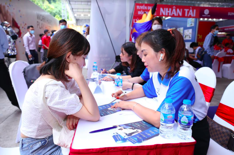 Hàng nghìn ứng viên tham dự đại hội tuyển dụng Bất động sản lớn nhất 2021 Hàng nghìn ứng viên tham dự đại hội tuyển dụng Bất động sản lớn nhất 2021