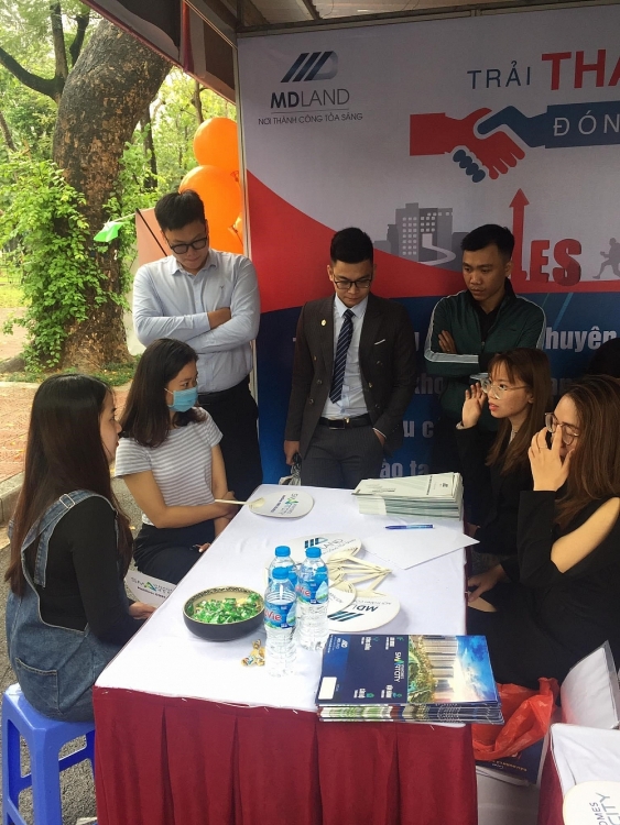 Hàng nghìn ứng viên tham dự đại hội tuyển dụng Bất động sản lớn nhất 2021 Hàng nghìn ứng viên tham dự đại hội tuyển dụng Bất động sản lớn nhất 2021