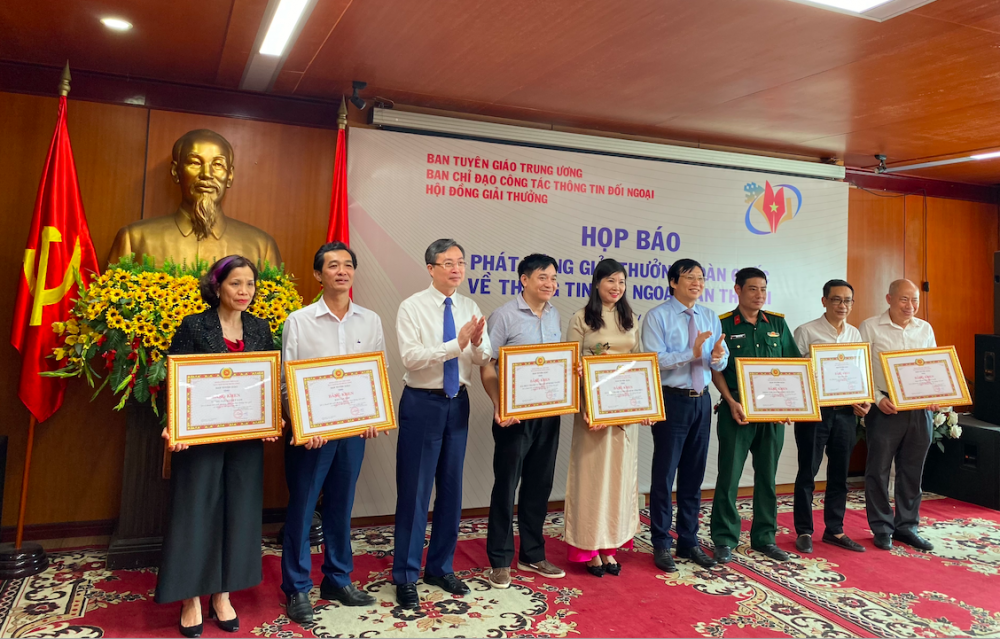 Phó trưởng Ban Tuyên giáo Trung ương, Phó trưởng Ban Thường trực Ban chỉ đạo Công tác TTĐN Bùi Trường Giang và Phó chủ tịch Thường trực Hội Nhà báo Việt Nam Hồ Quang Lợi trao Bằng khen cho các tập thể đã có thành tích xuất sắc trong tham gia Giải thưởng toàn quốc về TTĐN lần thứ VI. Phó trưởng Ban Tuyên giáo Trung ương, Phó trưởng Ban Thường trực Ban chỉ đạo Công tác TTĐN Bùi Trường Giang và Phó chủ tịch Thường trực Hội Nhà báo Việt Nam Hồ Quang Lợi trao Bằng khen cho các tập thể đã có thành tích xuất sắc trong tham gia Giải thưởng toàn quốc về TTĐN lần thứ VI.