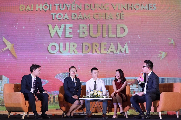 Trong khuôn khổ Đại hội Tuyển dụng, các diễn giả tại hai talkshow “The Legency Builder” và “We build our dream” đã góp mang đến những chia sẻ bổ ích và lý thú, giúp các bạn trẻ hình dung về lộ trình nghề nghiệp từ những “chiến tướng” đã đổi đời nhờ các sản phẩm bất động sản Vinhomes. Trong khuôn khổ Đại hội Tuyển dụng, các diễn giả tại hai talkshow “The Legency Builder” và “We build our dream” đã góp mang đến những chia sẻ bổ ích và lý thú, giúp các bạn trẻ hình dung về lộ trình nghề nghiệp từ những “chiến tướng” đã đổi đời nhờ các sản phẩm bất động sản Vinhomes.