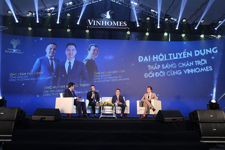 Các ứng viên đến tìm cơ hội việc làm đã nhận được những chia sẻ và kinh nghiệm quý báu từ những lãnh đạo các đại lý phân phối – những người đã “đổi đời” nhờ bất động sản Vinhomes. Các ứng viên đến tìm cơ hội việc làm đã nhận được những chia sẻ và kinh nghiệm quý báu từ những lãnh đạo các đại lý phân phối – những người đã “đổi đời” nhờ bất động sản Vinhomes.