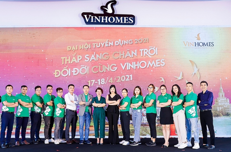 Hàng nghìn bạn trẻ đã tìm thấy cơ hội đồng hành cùng chủ đầu tư BĐS lớn nhất Việt Nam từ gần 120 đại lý phân phối chính thức của Vinhomes. Hàng nghìn bạn trẻ đã tìm thấy cơ hội đồng hành cùng chủ đầu tư BĐS lớn nhất Việt Nam từ gần 120 đại lý phân phối chính thức của Vinhomes.