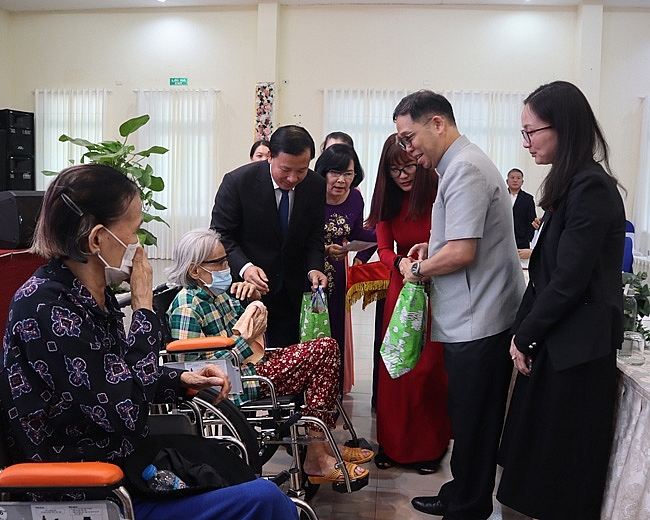 Tổng Lãnh sự Thái Lan tại thành phố Hồ Chí Minh – Apirat Sugondhabhirom (áo xám) và Chủ tịch UBND tỉnh – Nguyễn Văn Út trao tặng quà và xe lăn cho người đi lại khó khăn Tổng Lãnh sự Thái Lan tại thành phố Hồ Chí Minh – Apirat Sugondhabhirom (áo xám) và Chủ tịch UBND tỉnh – Nguyễn Văn Út trao tặng quà và xe lăn cho người đi lại khó khăn