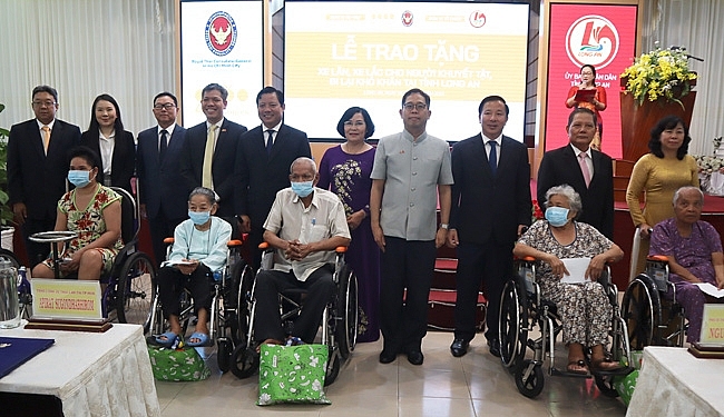 Lãnh đạo tỉnh và nhà tài trợ trao tặng quà và xe lăn, xe lắc cho các đối tượng Lãnh đạo tỉnh và nhà tài trợ trao tặng quà và xe lăn, xe lắc cho các đối tượng