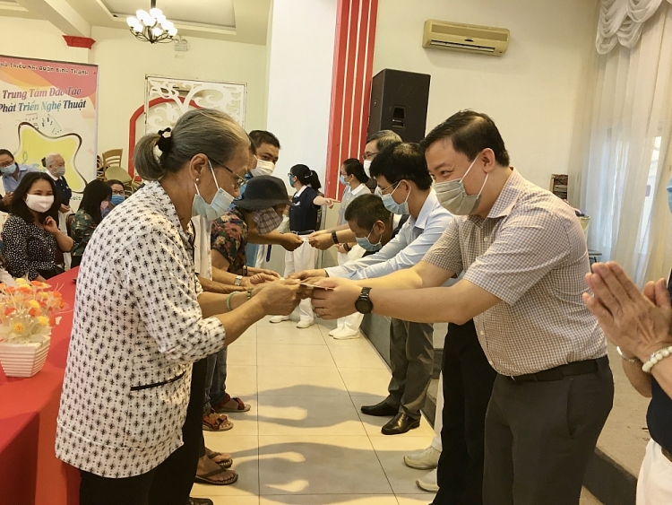 Ông Nguyễn Ngọc Hùng trao quà cho các hộ dân