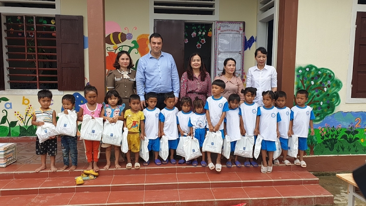 Đại sứ quán Israel tại Việt Nam vừa khai trương 2 công trình phục vụ trường học tại xã Hướng Hóa, Quảng Trị, nhằm giúp đỡ cộng đồng sau trận lũ lụt năm 2020. Đại sứ quán Israel tại Việt Nam vừa khai trương 2 công trình phục vụ trường học tại xã Hướng Hóa, Quảng Trị, nhằm giúp đỡ cộng đồng sau trận lũ lụt năm 2020.
