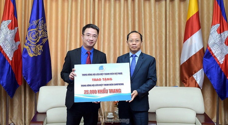 Thông qua Đại sứ quán Campuchia tại Việt Nam, T.Ư Hội LHTN Việt Nam tặng 25.000 khẩu trang đến T.Ư Hội LHTN Campuchia. Thông qua Đại sứ quán Campuchia tại Việt Nam, T.Ư Hội LHTN Việt Nam tặng 25.000 khẩu trang đến T.Ư Hội LHTN Campuchia.