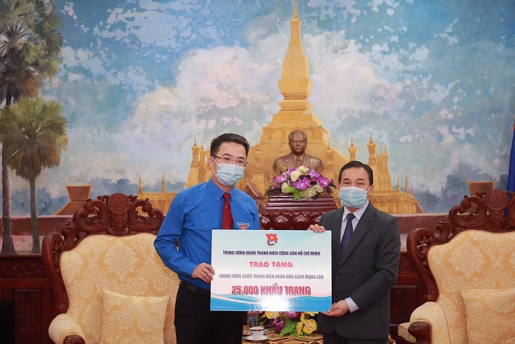 Thông qua Đại sứ quán Lào tại Việt Nam, T.Ư Đoàn TNCS Hồ Chí Minh gửi tặng 25.000 khẩu trang đến T.Ư Đoàn TNNDCM Lào. Thông qua Đại sứ quán Lào tại Việt Nam, T.Ư Đoàn TNCS Hồ Chí Minh gửi tặng 25.000 khẩu trang đến T.Ư Đoàn TNNDCM Lào.