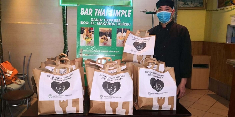 Nhiều chủ nhà hàng Việt cho mượn địa điểm để nấu hàng trăm suất ăn gửi các bác sỹ, y tá bệnh viện Ba Lan. Nhiều chủ nhà hàng Việt cho mượn địa điểm để nấu hàng trăm suất ăn gửi các bác sỹ, y tá bệnh viện Ba Lan.
