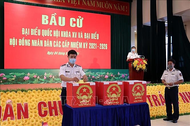 Cán bộ, chiến sĩ bỏ phiếu bầu tại Trụ sở Cảnh sát biển Vùng 3. Ảnh: TTXVN Cán bộ, chiến sĩ bỏ phiếu bầu tại Trụ sở Cảnh sát biển Vùng 3. Ảnh: TTXVN