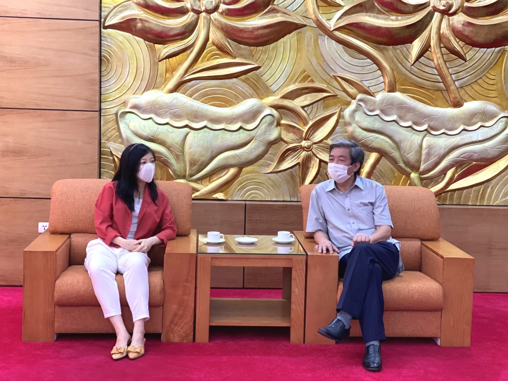 Ông Hà Minh Huệ trao đổi với đại diện các tổ chức, cá nhân đóng góp