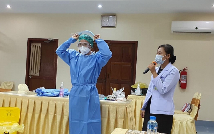 Nhóm chuyên gia Việt Nam tổ chức tập huấn công tác chuyên môn và kiểm soát nhiễm khuẩn cho nhân viên y tế thuộc các bệnh viện của tỉnh Champasak, ngày 15-5. Nhóm chuyên gia Việt Nam tổ chức tập huấn công tác chuyên môn và kiểm soát nhiễm khuẩn cho nhân viên y tế thuộc các bệnh viện của tỉnh Champasak, ngày 15-5.
