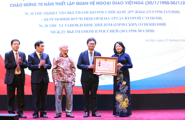 Hội hữu nghị Việt - Nga đón nhận Huân chương Lao động Hạng Nhì của Chủ tịch nước tại Lễ kỷ niệm 70 năm ngày thành lập Hội hữu nghị Việt Nam - Liên Xô/Ngày truyền thống Hội hữu nghị Việt Nam - Liên bang Nga ngày 27/6/2020. Hội hữu nghị Việt - Nga đón nhận Huân chương Lao động Hạng Nhì của Chủ tịch nước tại Lễ kỷ niệm 70 năm ngày thành lập Hội hữu nghị Việt Nam - Liên Xô/Ngày truyền thống Hội hữu nghị Việt Nam - Liên bang Nga ngày 27/6/2020.