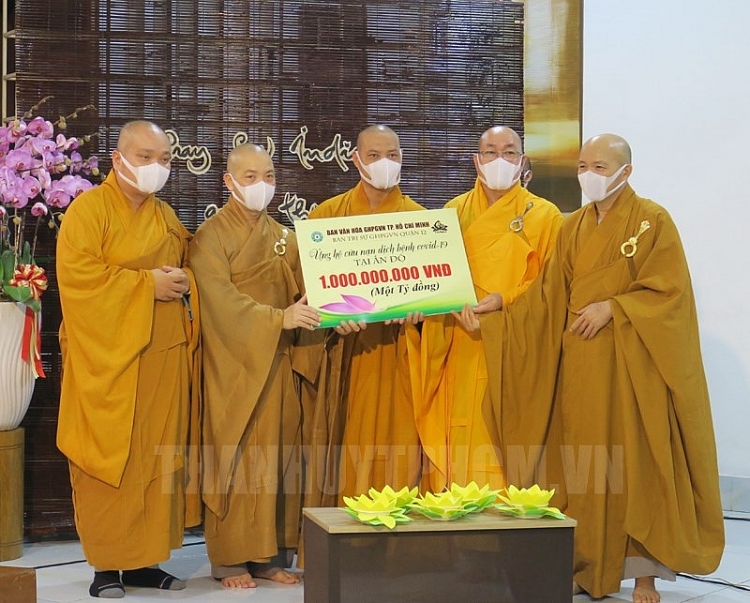 Ban tổ chức trao tặng bảng tượng trưng số tiền 1 tỷ đồng cho Ban trị sự TPHCM quyên góp ủng hộ Ấn Độ sớm vượt qua dịch bệnh COVID-19. Ban tổ chức trao tặng bảng tượng trưng số tiền 1 tỷ đồng cho Ban trị sự TPHCM quyên góp ủng hộ Ấn Độ sớm vượt qua dịch bệnh COVID-19.