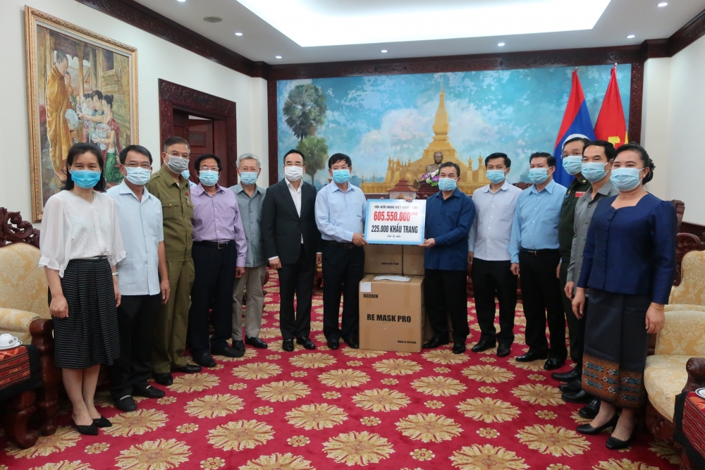 Hội hữu nghị Việt Nam - Lào trao tặng hơn 800 triệu hỗ trợ nhân dân Lào chống COVID-19 Hội hữu nghị Việt Nam - Lào trao tặng hơn 800 triệu hỗ trợ nhân dân Lào chống COVID-19