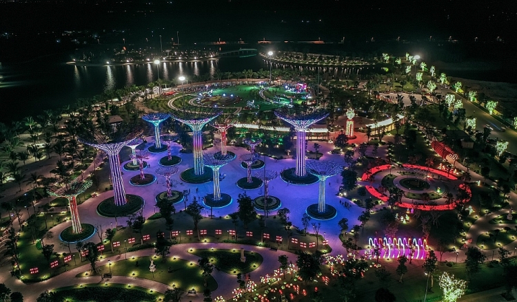 Toạ lạc tại vị trí tâm điểm thành phố Thủ Đức, Vinhomes Grand Park là Trung tâm phát triển kinh tế, thương mại và giải trí sầm uất bậc nhất TP. HCM nhờ hạ tầng tiện ích, giao thông đồng bộ được đầu tư, phát triển mạnh mẽ. Toạ lạc tại vị trí tâm điểm thành phố Thủ Đức, Vinhomes Grand Park là Trung tâm phát triển kinh tế, thương mại và giải trí sầm uất bậc nhất TP. HCM nhờ hạ tầng tiện ích, giao thông đồng bộ được đầu tư, phát triển mạnh mẽ.