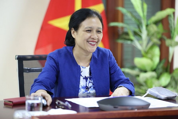 Đại sứ Nguyễn Phương Nga – Chủ tịch Liên hiệp các tổ chức hữu nghị Việt Nam phát biểu tại Hội thảo.