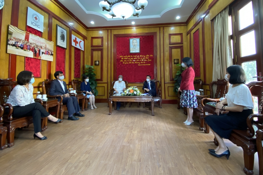 Các đại biểu trao đổi tại buổi lễ tiếp nhận.