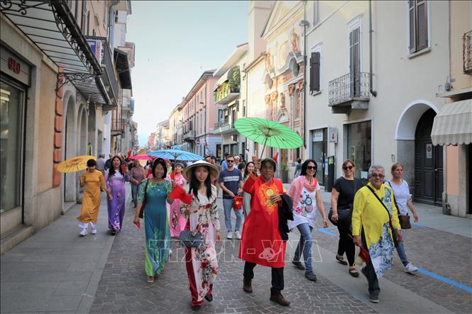 Đặc sắc văn hóa truyền thống Việt Nam trong Lễ hội các dân tộc tại Italy Chú thích ảnh