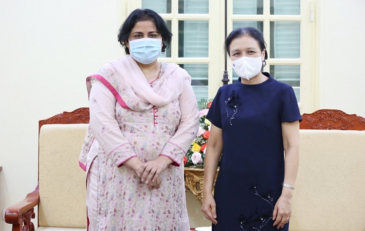 Chủ tịch VUFO Nguyễn Phương Nga và Đại sứ Pakistan tại Việt Nam Samina Mehtab. (Ảnh: Tuấn Việt)