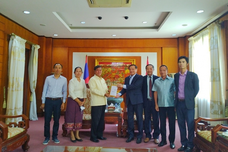 Phó Chủ tịch Quốc hội Lào Khambay Damlath (thứ ba từ trái sang) trao hỗ trợ tại trụ sở Đại sứ quán Việt Nam tại Lào. (Ảnh: Nhân dân) Phó Chủ tịch Quốc hội Lào Khambay Damlath (thứ ba từ trái sang) trao hỗ trợ tại trụ sở Đại sứ quán Việt Nam tại Lào. (Ảnh: Nhân dân)