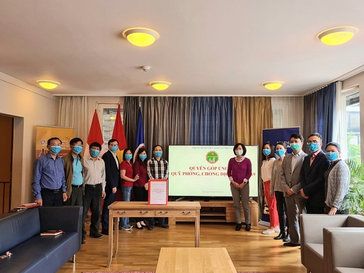 Đại sứ quán Việt Nam tại Thụy Sỹ tổ chức lễ quyên góp ủng hộ Quỹ phòng, chống dịch Covid-19. Đại sứ quán Việt Nam tại Thụy Sỹ tổ chức lễ quyên góp ủng hộ Quỹ phòng, chống dịch Covid-19.