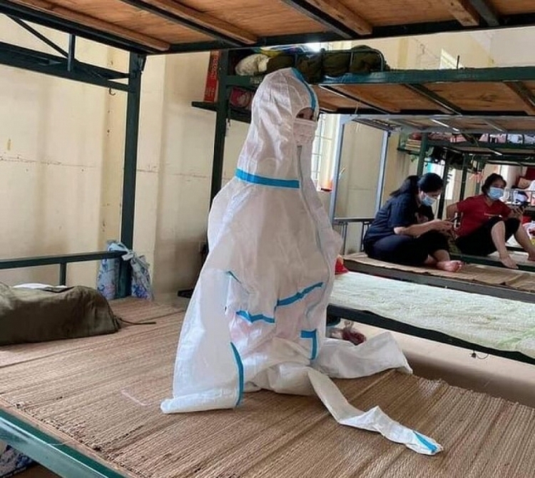 Hình ảnh một em nhỏ mặc đồ bảo hộ trong khu cách ly tập trung. Hình ảnh một em nhỏ mặc đồ bảo hộ trong khu cách ly tập trung.