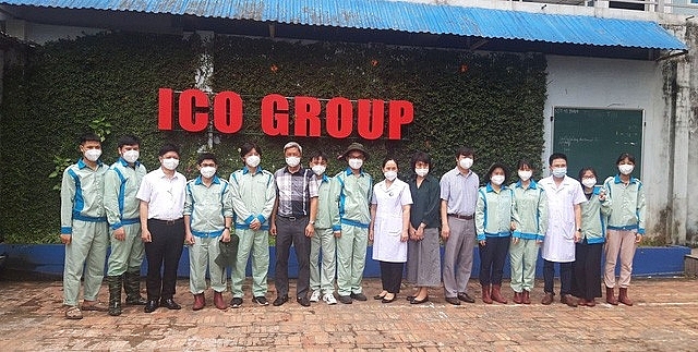 Thứ trưởng Bộ Y tế Nguyễn Trường Sơn chụp ảnh lưu niệm cùng nhóm tình nguyện viên tại Công ty ICO (TP. Bắc Giang) Thứ trưởng Bộ Y tế Nguyễn Trường Sơn chụp ảnh lưu niệm cùng nhóm tình nguyện viên tại Công ty ICO (TP. Bắc Giang)