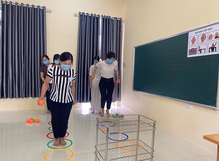 Giáo viên thực hành sử dụng đồ chơi vận động cho trẻ khuyết tật. Giáo viên thực hành sử dụng đồ chơi vận động cho trẻ khuyết tật.