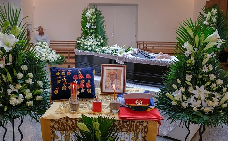 Giờ khắc chia tay, cả căn phòng vang lên tiếng vỗ tay. Gia đình, người thân, những người Việt Nam tại Hy Lạp chia tay ông hào sảng như cách ông từng sống. Giờ khắc chia tay, cả căn phòng vang lên tiếng vỗ tay. Gia đình, người thân, những người Việt Nam tại Hy Lạp chia tay ông hào sảng như cách ông từng sống.