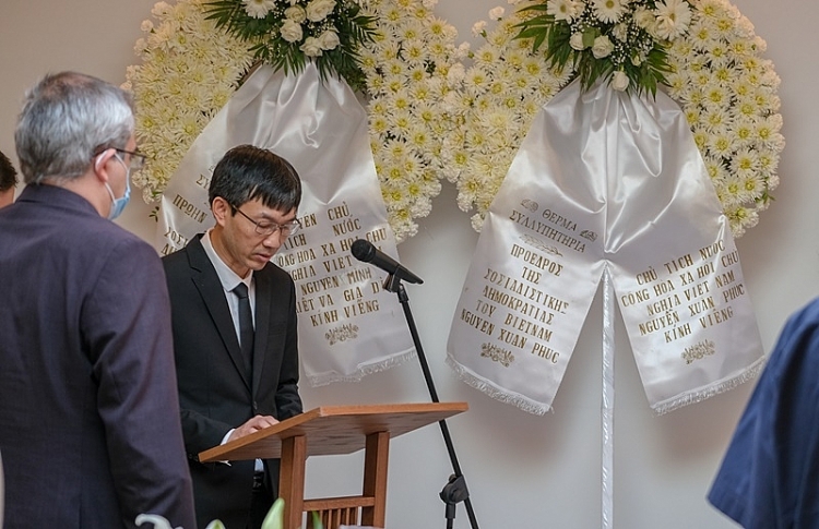 Đại sứ Việt Nam tại Hy Lạp Lê Hồng Trường phát biểu ý kiến tại lễ viếng. (Ảnh do Đại sứ quán Việt Nam tại Hy Lạp cung cấp) Đại sứ Việt Nam tại Hy Lạp Lê Hồng Trường phát biểu ý kiến tại lễ viếng. (Ảnh do Đại sứ quán Việt Nam tại Hy Lạp cung cấp)