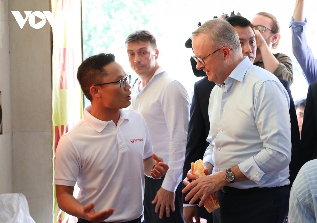 thủ tướng australia anthony albanese thưởng thức bia hơi giữa ngày hè hà nội hình ảnh 1 thu tuong australia anthony albanese thuong thuc bia hoi giua ngay he ha noi hinh anh 1