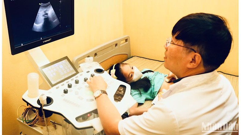 Khám, chữa bệnh và cấp thuốc miễn phí cho gần 500 người dân đảo Bạch Long Vĩ ảnh 1