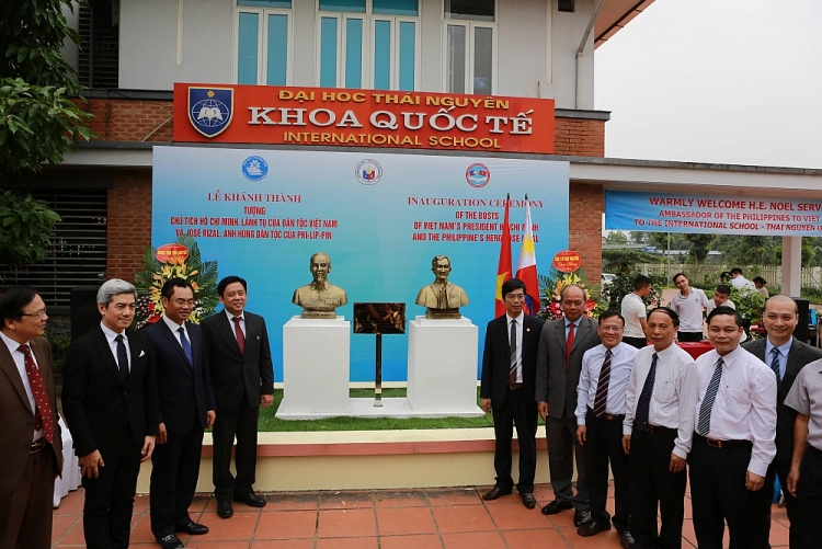 Đoàn công tác của Hội Hữu nghị Việt Nam - Philippines chụp ảnh lưu niệm tại tượng chân dung Chủ tịch Hồ Chí Minh – Vị lãnh tụ của dân tộc Việt Nam và anh hùng dân tộc Philippines José Rizal được đặt tại Khoa Quốc tế, Đại học Thái Nguyên Đoàn công tác của Hội Hữu nghị Việt Nam - Philippines chụp ảnh lưu niệm tại tượng chân dung Chủ tịch Hồ Chí Minh – Vị lãnh tụ của dân tộc Việt Nam và anh hùng dân tộc Philippines José Rizal được đặt tại Khoa Quốc tế, Đại học Thái Nguyên