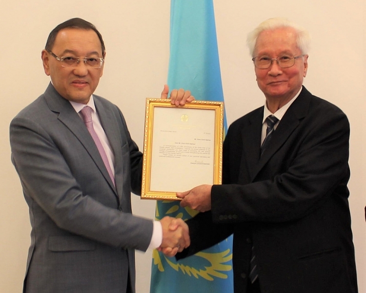 Đại sứ Đặc mệnh toàn quyền của Cộng hòa Kazakhstan tại Việt Nam Yerlan Baizhanov (bên trái) trao tặng Thư Cảm ơn của Tổng thống Kassym-Jomart Tokayev đến ông Đoàn Danh Nghiệp. Đại sứ Đặc mệnh toàn quyền của Cộng hòa Kazakhstan tại Việt Nam Yerlan Baizhanov (bên trái) trao tặng Thư Cảm ơn của Tổng thống Kassym-Jomart Tokayev đến ông Đoàn Danh Nghiệp.